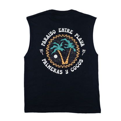 Camisa sin mangas con ilustración de playa con palmeras y cocos, colgada frente a vegetación tropical.