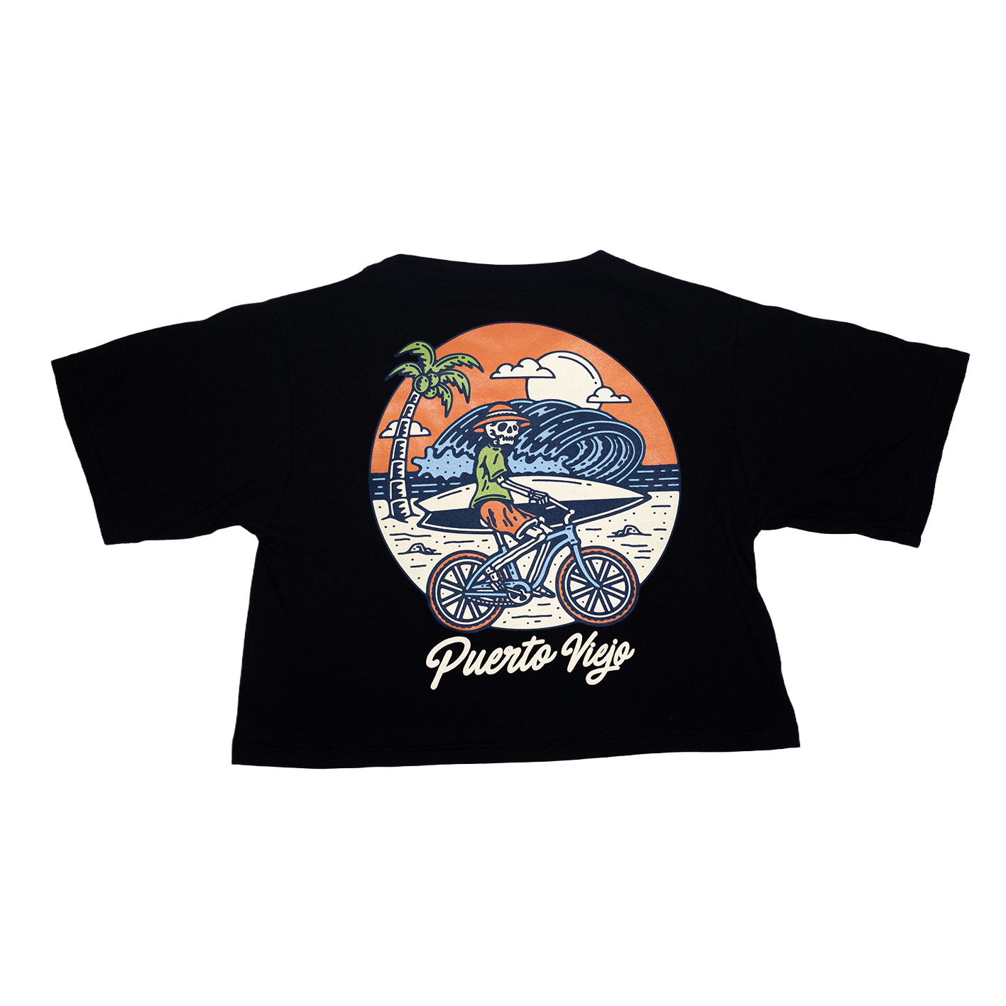 Crop top negro con ilustración nostálgica de Puerto Viejo: esqueleto en bicicleta junto al mar, con tabla de surf y ola al fondo.