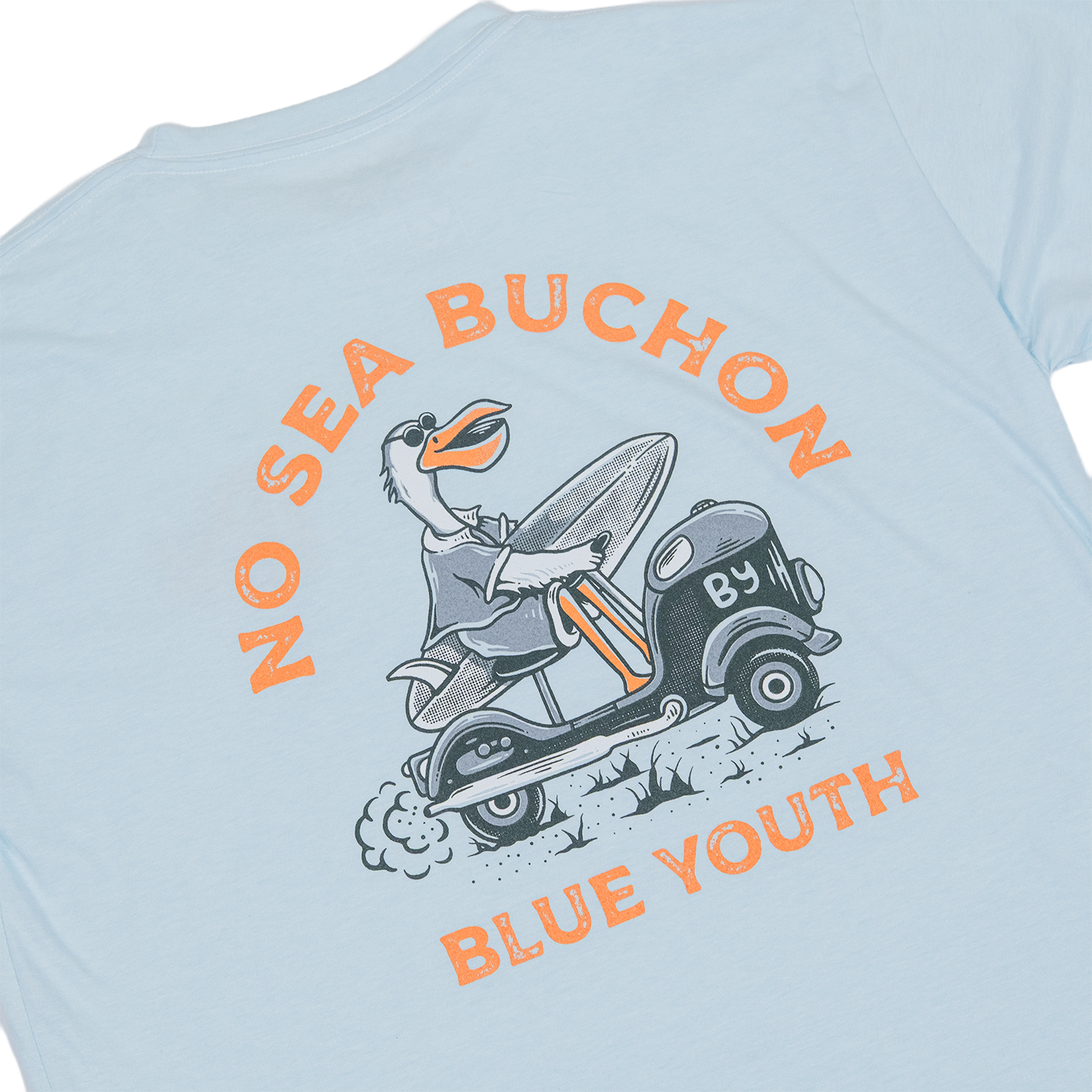 camisa celeste blue youth de un pelicano con una tabla de sur 