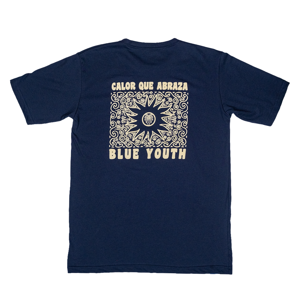 camisa marca blue youth color azul navy con un print de un sol que abraza en color amarillo
