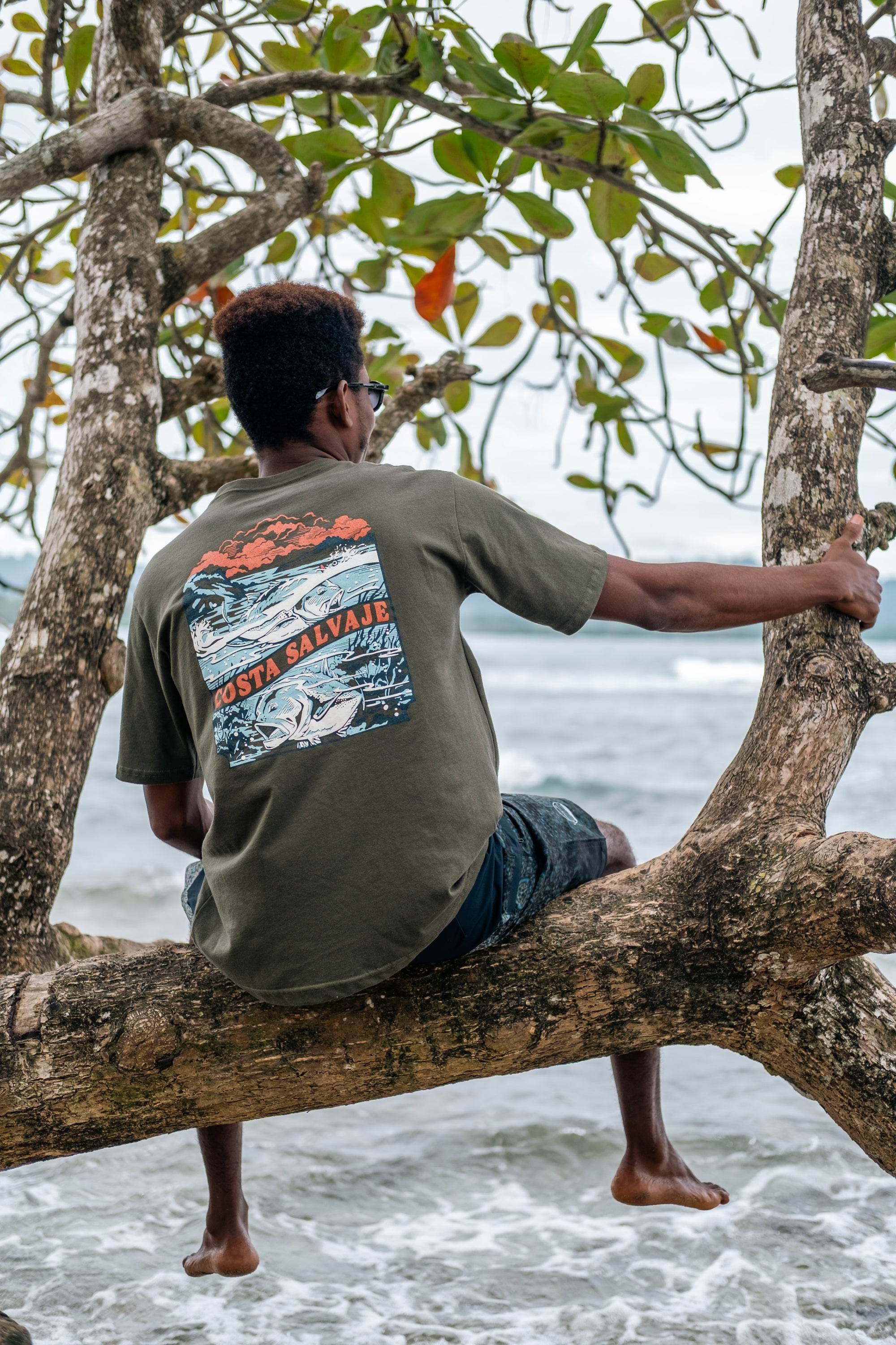 Camiseta diseñada en Puerto Viejo para los amantes del mar y la pesca