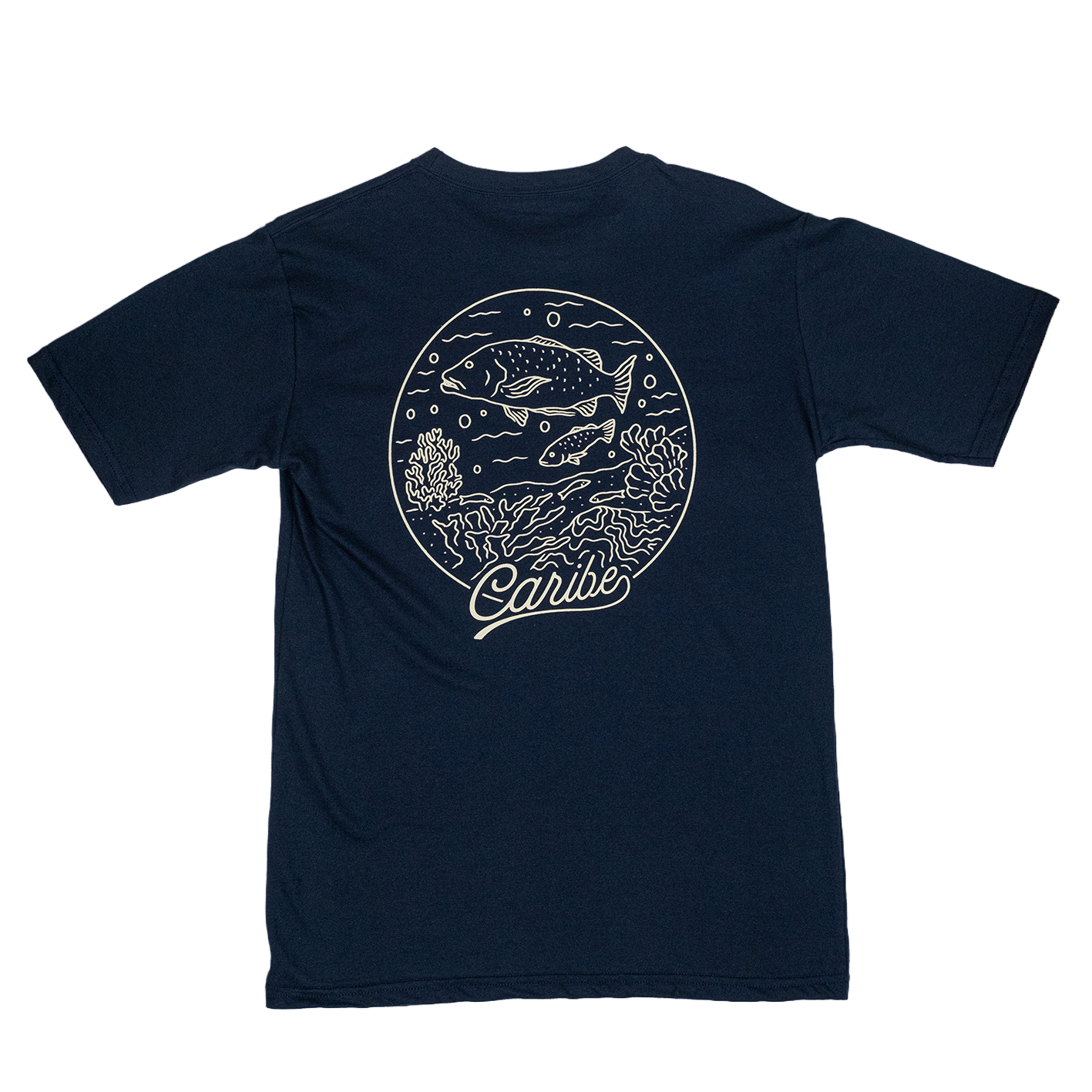 camisa azul con ilustración de peces y corales estilo línea, con la palabra “Caribe” al frente.