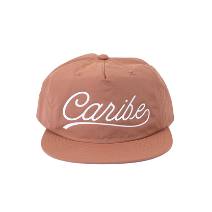 Gorra de nylon color arcilla con etiqueta Blue Youth. Diseño liviano y funcional para uso diario.