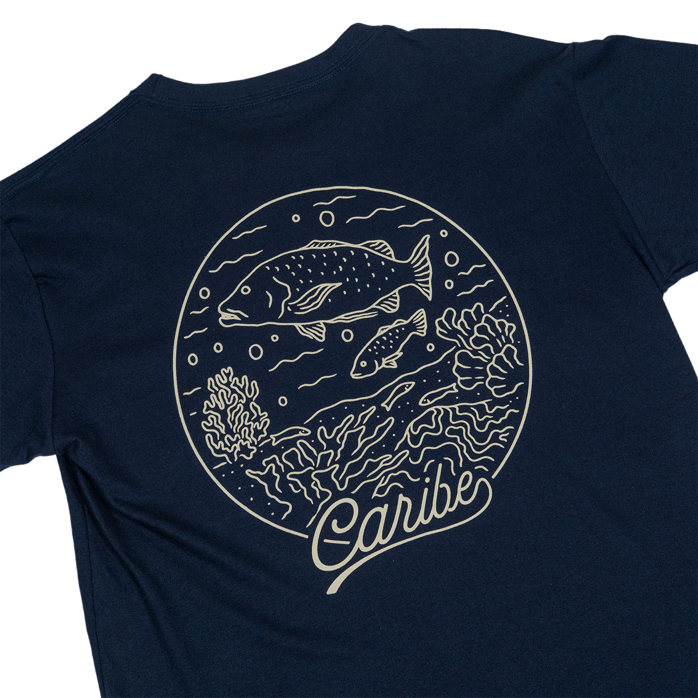 camisa azul con ilustración de peces y corales estilo línea, con la palabra “Caribe” al frente.