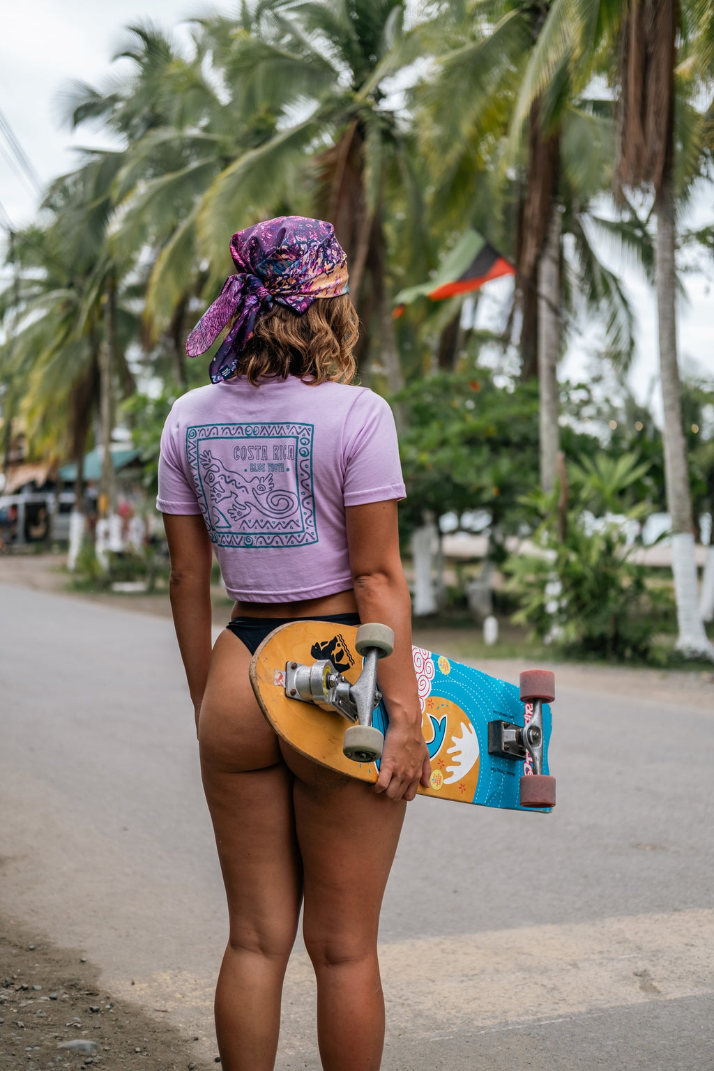 Crop top diseñado en Puerto Viejo inspirado en nuestros geckos