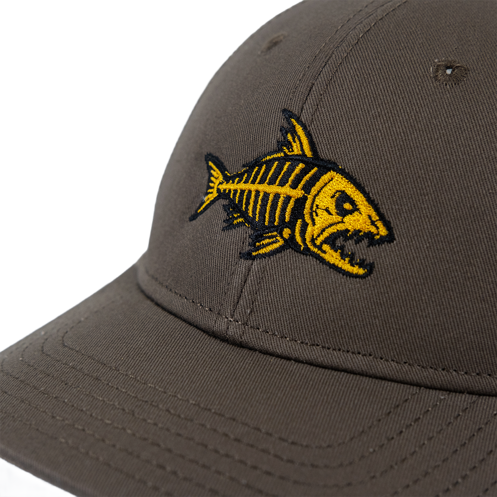 trucker hat color cafe con un pez en espinas bordado