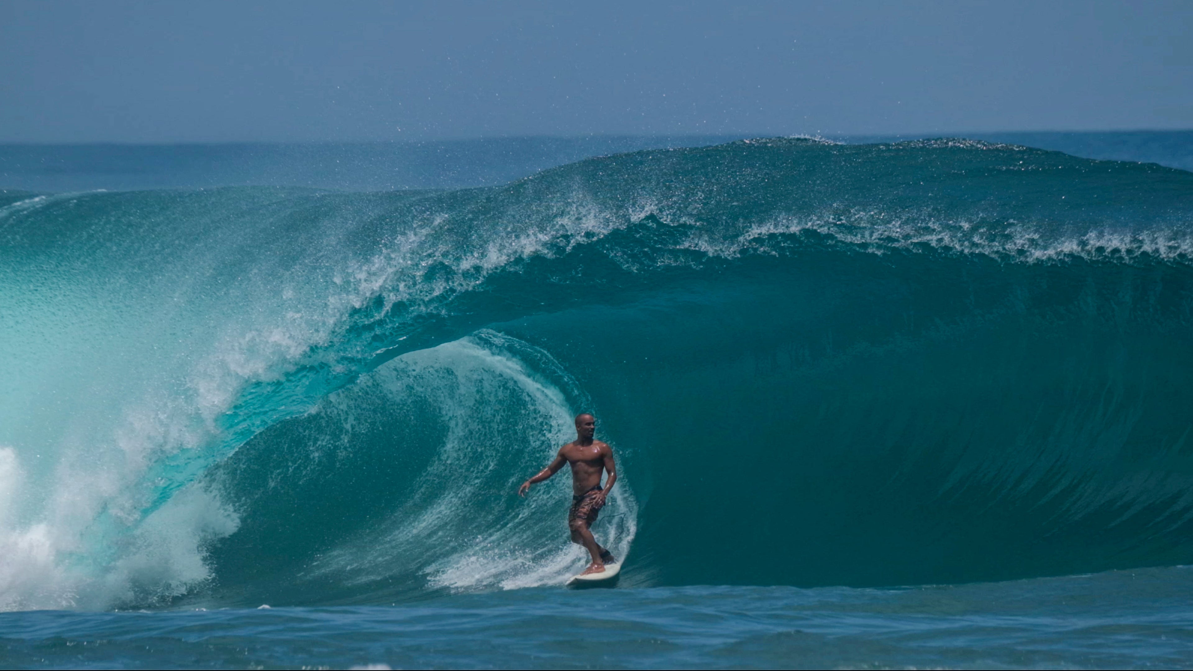 Foto del surfista Oscar Urbina tomada en Puerto Viejo por Blue Youth