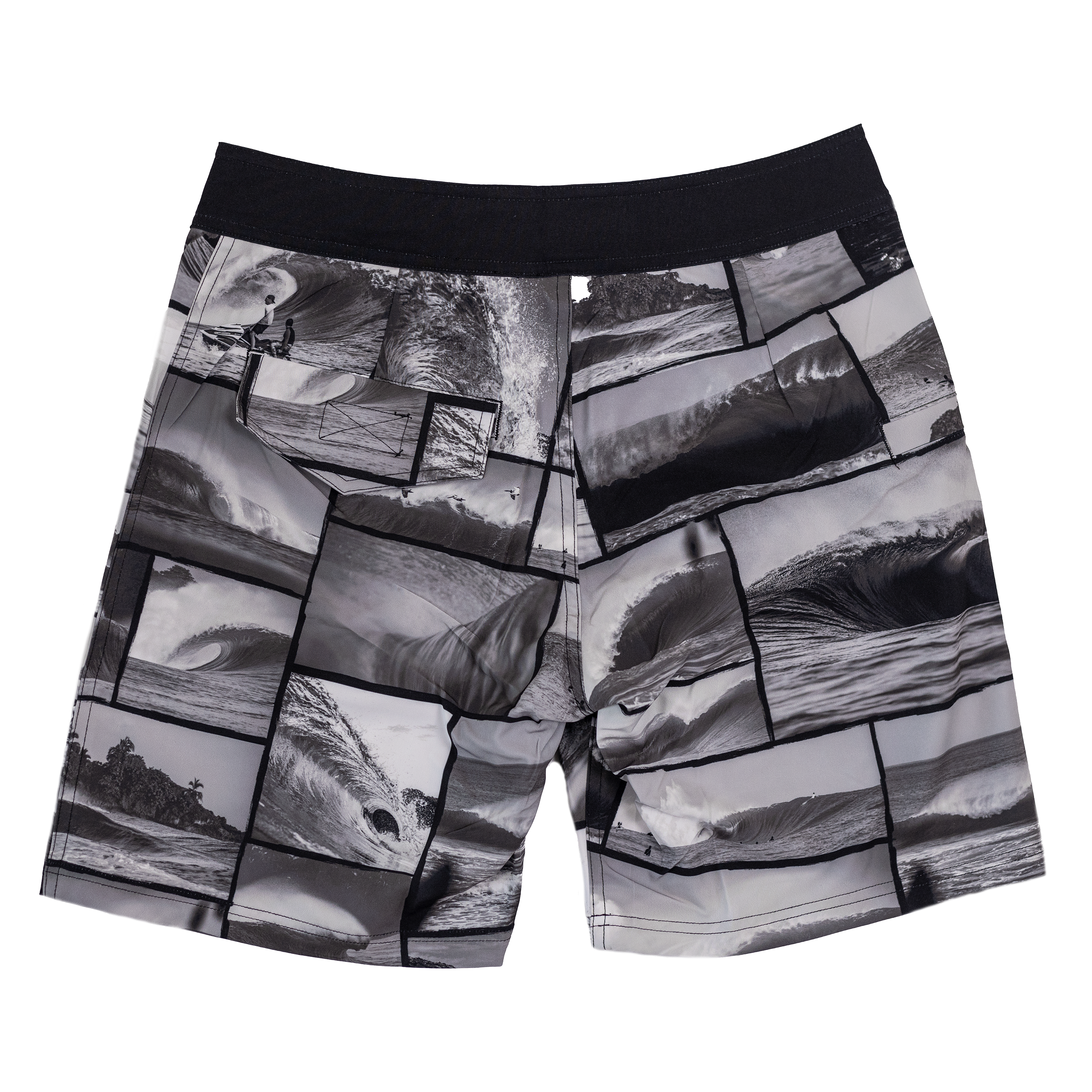 Boardshort con estampado de fotos reales de spots de surf como Isla Uvita, Cocles y Salsa Brava, junto a una tabla en la arena tropical.