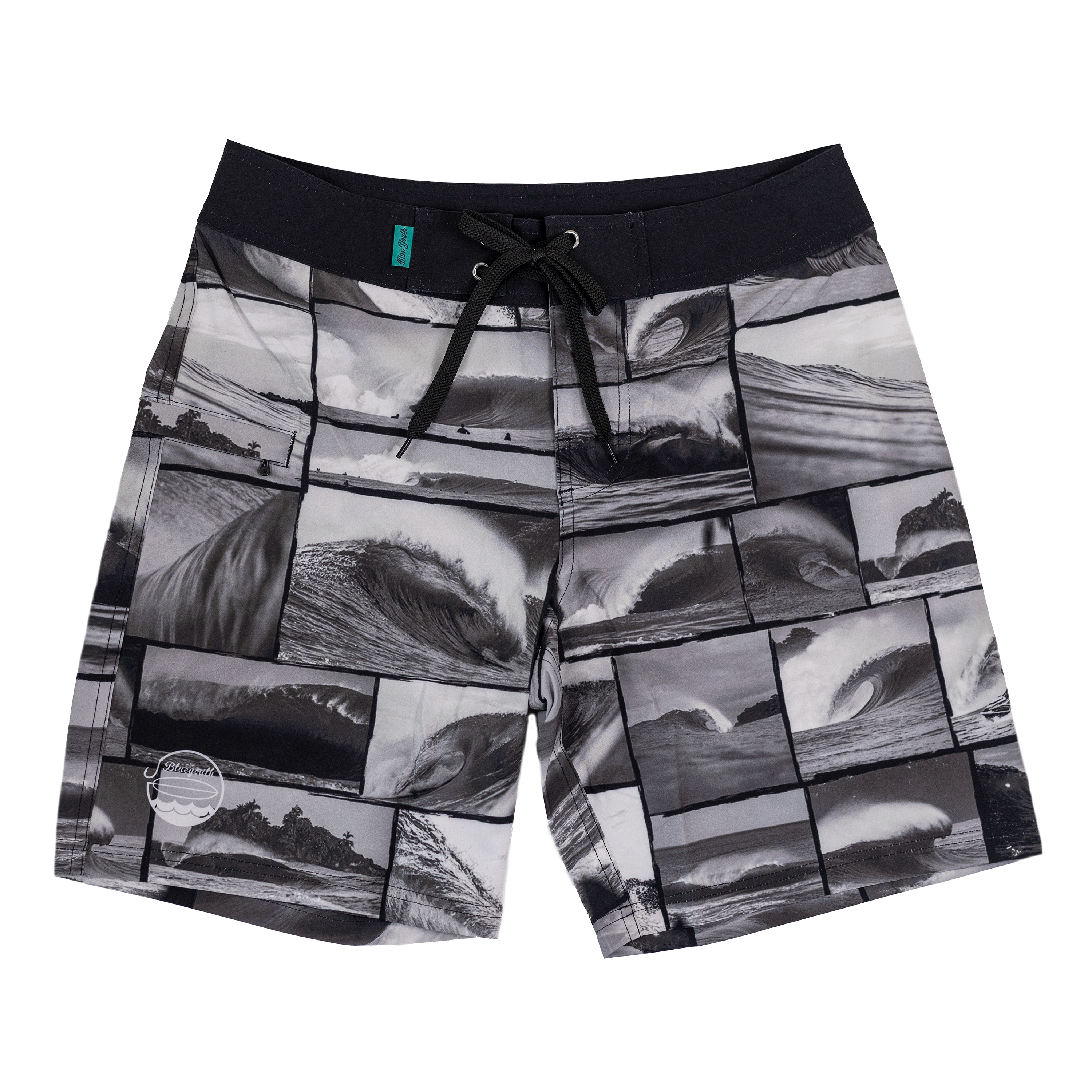 Boardshort con estampado de fotos reales de spots de surf como Isla Uvita, Cocles y Salsa Brava, junto a una tabla en la arena tropical.