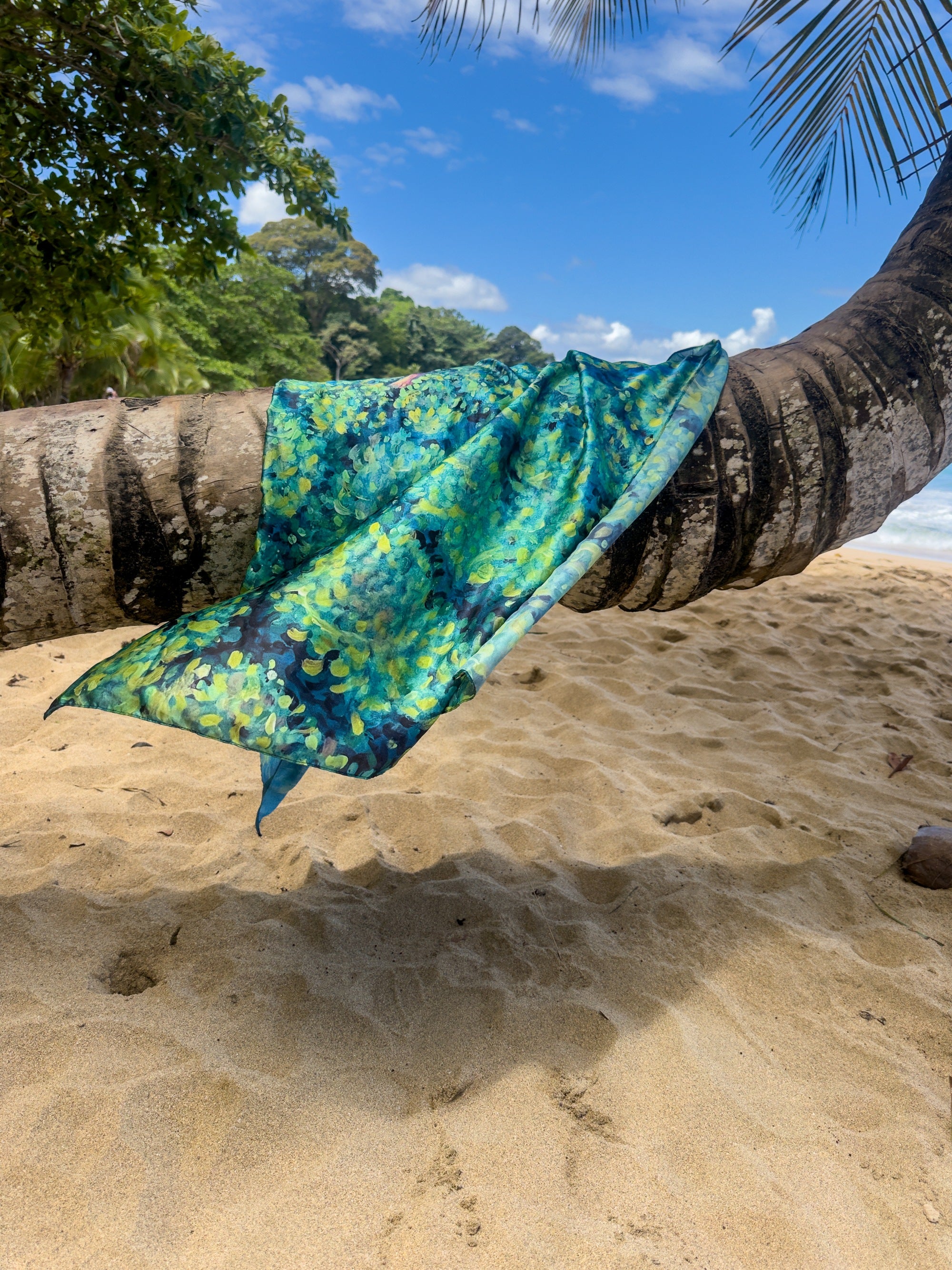 Pareo para playa marca Blue Youth en colaboración con Daniel Wesson