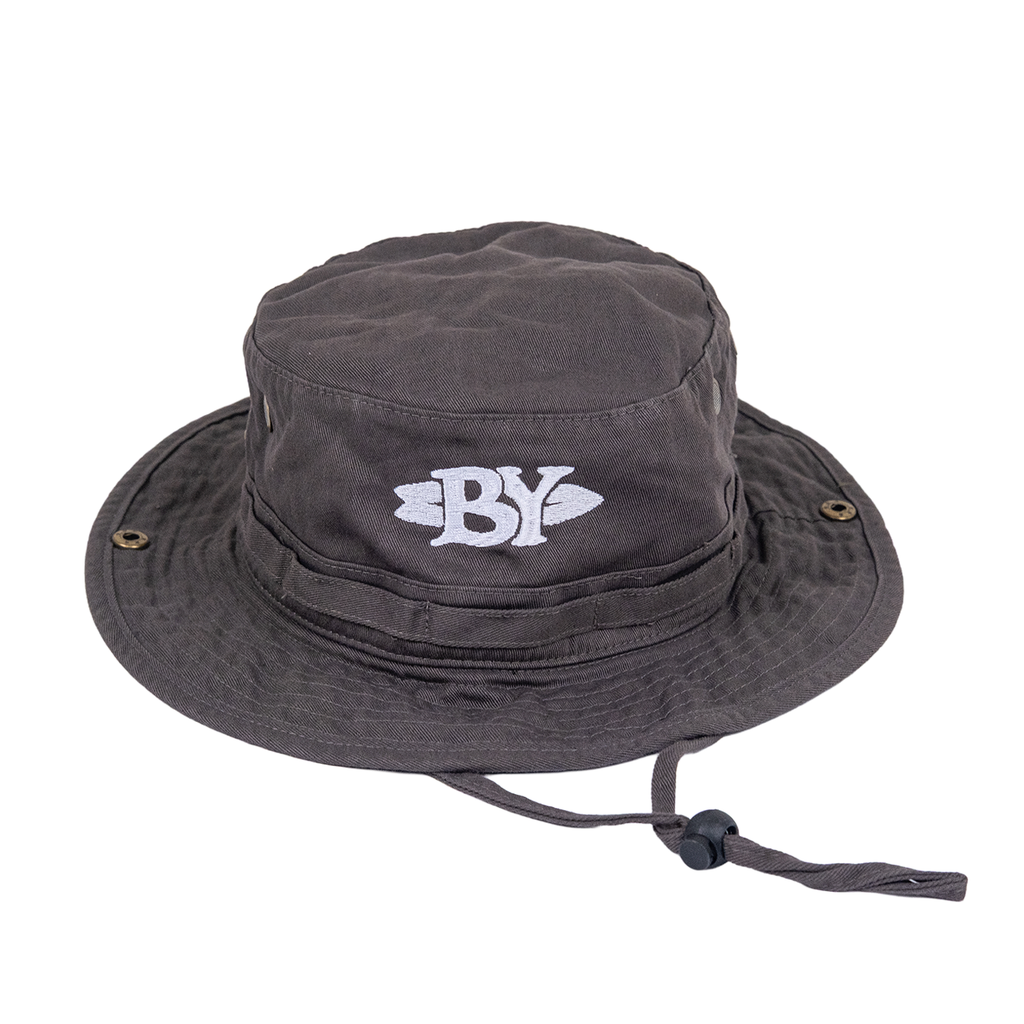 gorro tipo bucket color gris con logo BY blanco bordado y cordón ajustable para asegurar.