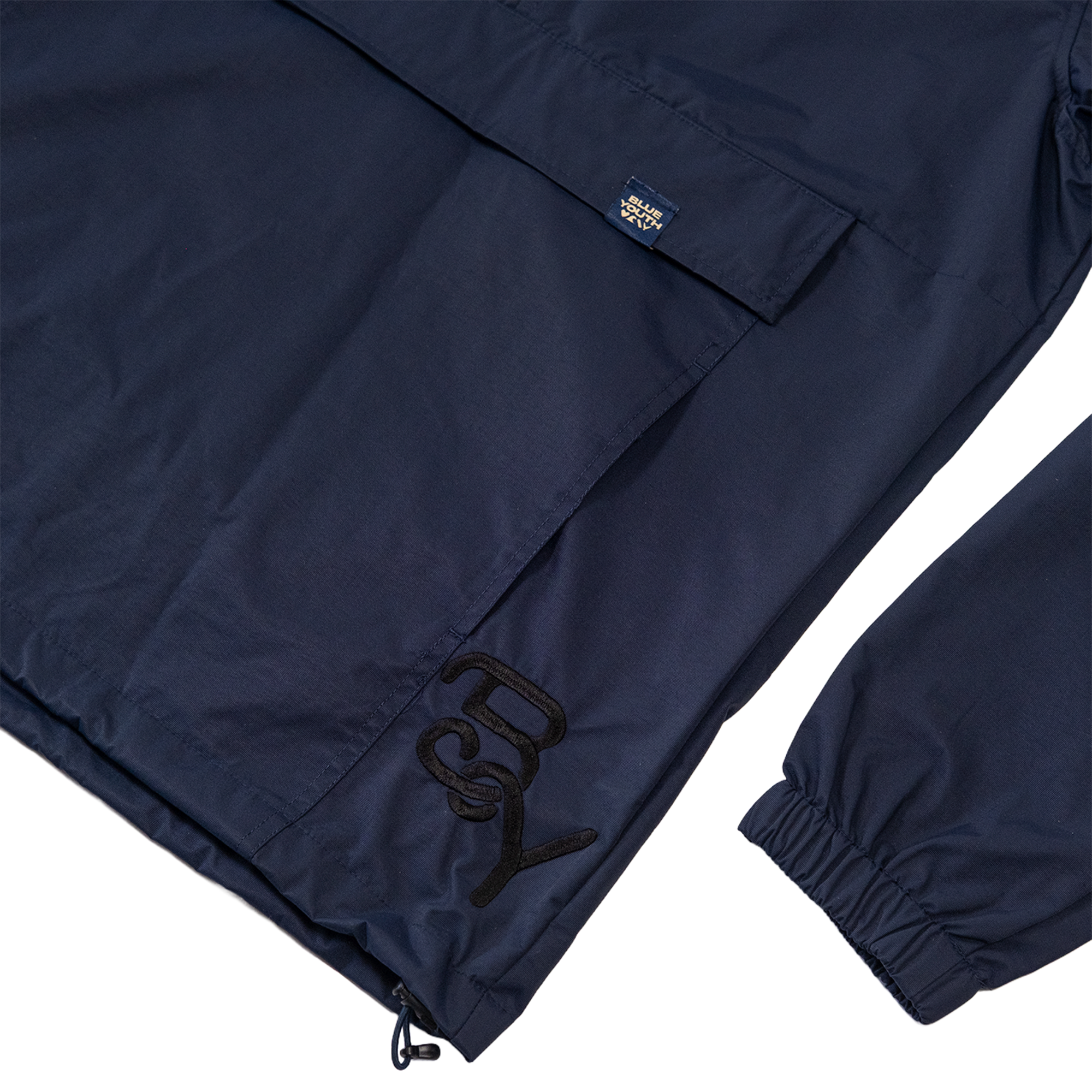 Windbreaker azul marino con gorro, bolsillo frontal grande y logo discreto de Blue Youth en la parte inferior.