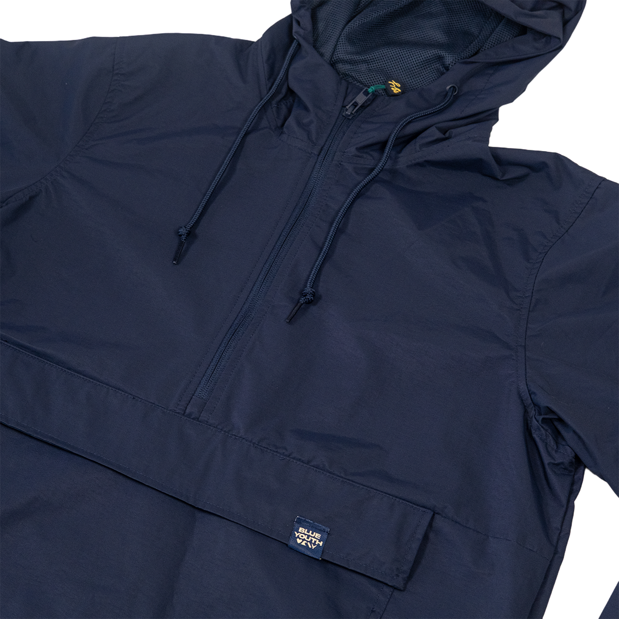 Windbreaker azul marino con gorro, bolsillo frontal grande y logo discreto de Blue Youth en la parte inferior.