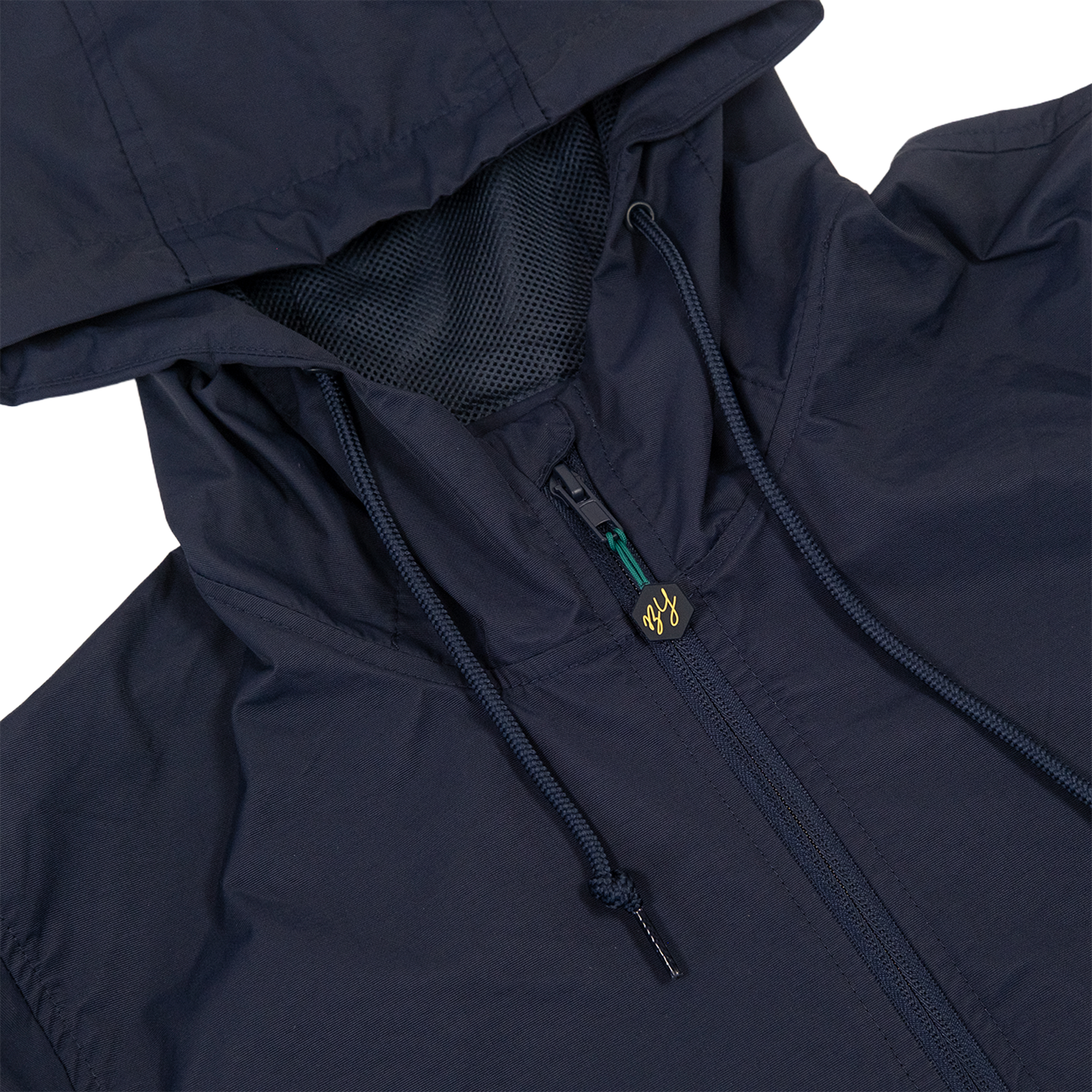 Windbreaker azul marino con gorro, bolsillo frontal grande y logo discreto de Blue Youth en la parte inferior.