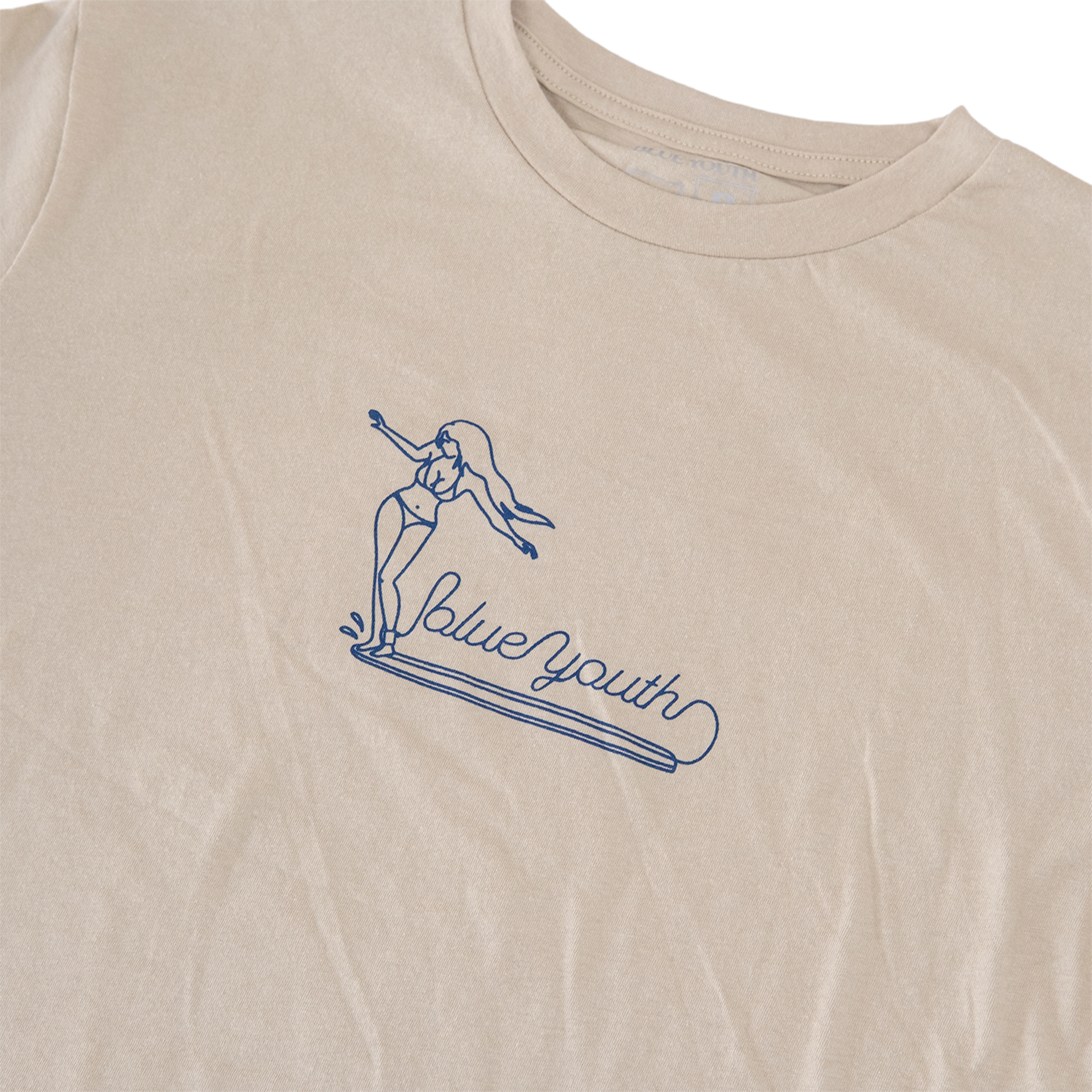 Camiseta verde con arte gráfico de una chica surfeando y un diseño tropical tipo ensueño, parte de la colección Blue Youth.