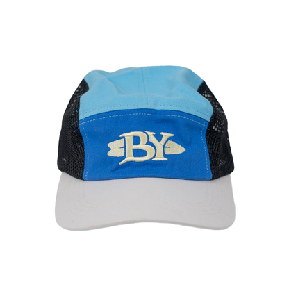 Gorra de cinco paneles con mesh en los laterales y&nbsp; sello BY Board.