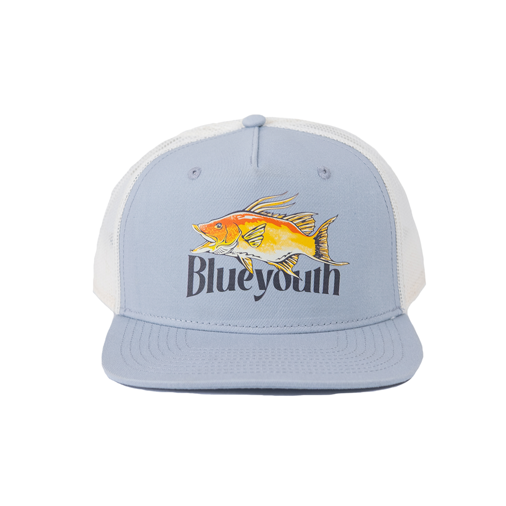 Gorra trucker con diseño de hogfish (pez cerdo). Accesorio original de Blue Youth para vida activa y casual.