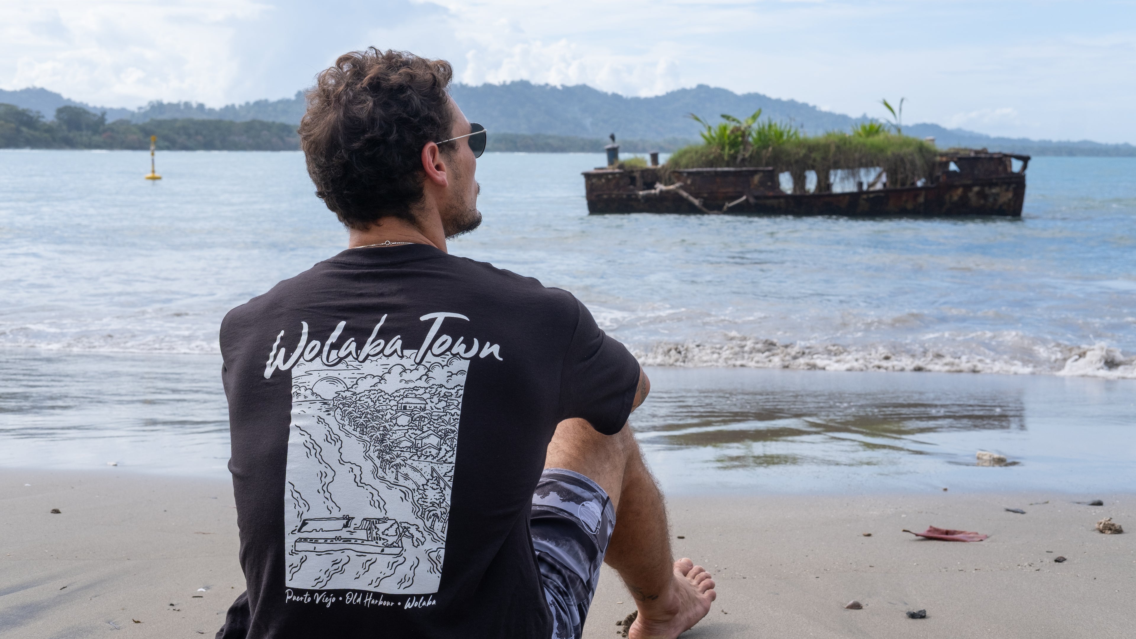 Foto de camiseta Wolaba Town tomada en Puerto Viejo by Blue Youth
